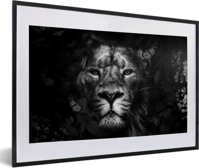 Produktbild von MuchoWow® Gerahmtes Poster Löwe mit Schmetterlingen und Blumen im Dschungel - schwarz und weiß 60x40 cm - Poster mit Schwarzem Bilderrahmen Wandposter Rahmen Foto Bilder - Schlafzimmer - Plakat in Rahmen - Drucken