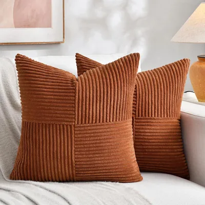 Produktbild von Set mit 2 rostbraunen Cord-Kissenbezügen (65 x 65 cm). Weiche, moderne Dekokissen für Sofakissen im Boho-Stil für Herbst, ideal für Sofa, Schlafzimmer, Wohnzimmer und Bett.