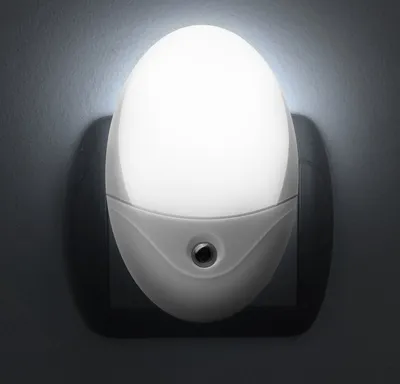 Produktbild von Nachtlicht Steckdose Stecker Lampe - Weiß - Automatisch mit Tag/Nacht Sensor - Für Kinder/Erwachsene!