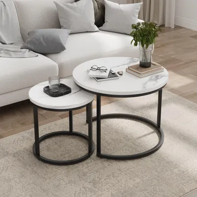 Produktbild von Set aus 2 weißen, runden (60 cm) Beistelltischen im modernen Design, die ineinander geschoben werden können, mit Metallgestell, geeignet für Wohnzimmer, Schlafzimmer, Balkone und Innenhöfe.