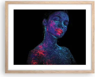 Produktbild von Gerahmtes Poster - Rahmen in heller Eiche - Frau Ultraviolett Glitzer - 50x40 cm - Wand Bild - Wanddeko - Wandbilder - Kunstposter - Wandposter - Bilderrahmen - Bilder - Kunstdruck - P2NAA50x40-4527
