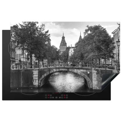 Produktbild von KitchenYeah© Herdabdeckplatte Amsterdamer Architektur an der Spiegelgracht - schwarz und weiß , 80x52cm, Küche Deko, Glaskeramikkochfeld Herdabdeckung, Abdeckplatte fùr Kochfeld