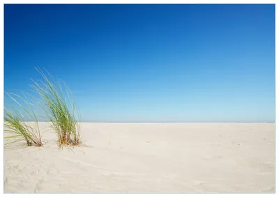 Produktbild von Wallario Premium Glasbild, freischwebende Optik, kräftige Farben, Größe 100 x 70 cm Motiv Sandstrand unter blauem Himmel