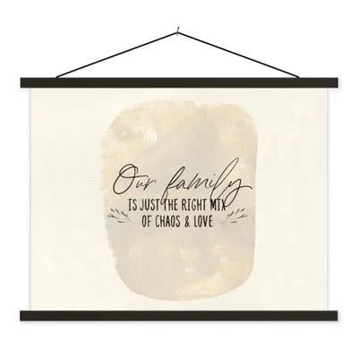 Produktbild von MuchoWow® Textilposter Zitate - Sprichwörter - Unsere Familie ist genau die richtige Mischung aus Chaos und Liebe 40x30 cm mit schwarzem Rahmen - Dekorationen