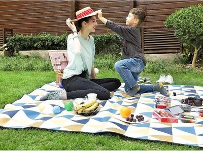 Produktbild von Famanu Picknickdecke 200 x 150 cm – Große Decke für Camping, Park und Garten – Wasserfeste Unterseite – Faltbar – Gelb und blaues Dreiecksmuster