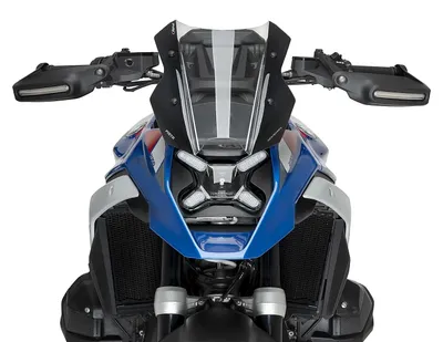Zdjęcie produktu dla Wiatroszyt Puig Sport Pista #1, wymiary 380 x 295 mm, z certyfikatem ABE, przeznaczony do motocykli BMW R1300GS, rocznik 2023 - 2026