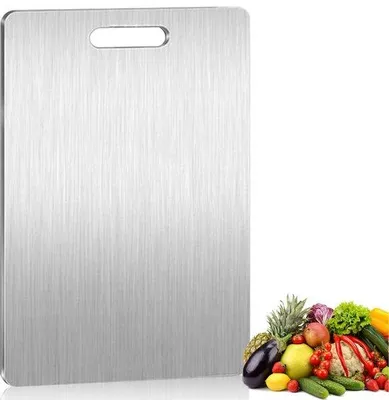 Immagine prodotto di Tagliere - Tagliere in acciaio inossidabile - Lavabile in lavatrice - Antibatterico - Spesso e resistente - Design ergonomico - (34x23 cm)