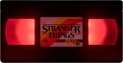 Zdjęcie produktu dla Czerwona Lampa Biurkowa Z Logo Stranger Things Vhs
