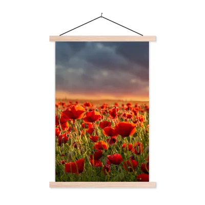 Produktbild von MuchoWow® Textilposter Sonnenuntergang - Mohnblumen - Rot - Blumen - Feld - Natur 40x60 cm mit holzfarbenen Rahmen - Poster