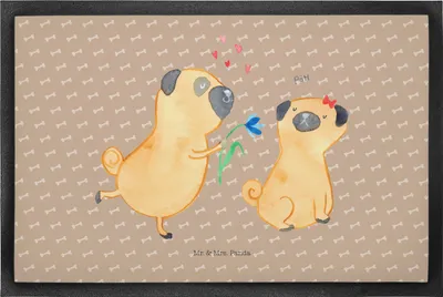 Produktbild von Mr. & Mrs. Panda Schmutzfangmatte Mops Verliebt 50 x 75 cm - Hundeglück - Geschenk, Knuffig, fußmatte, Schmutzmatte, Hund, Fussmatte, Türmatte, Liebe, Gummimatte, Sprüche