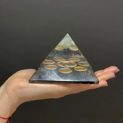 Productafbeelding van Orgonite Piramide - Middernacht Om Chakra - 90 mm