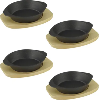 Produktbild von Servierpfanne Ø 19 cm aus Gusseisen mit Holzuntersetzer 4 Stück im Set