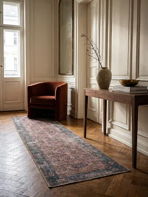 Teppich Rot Läufer im Wohnzimmer mit Couchtisch und Wohnaccessoires Wohnidee skandinavisch modern_#sku_SAF503119379241#