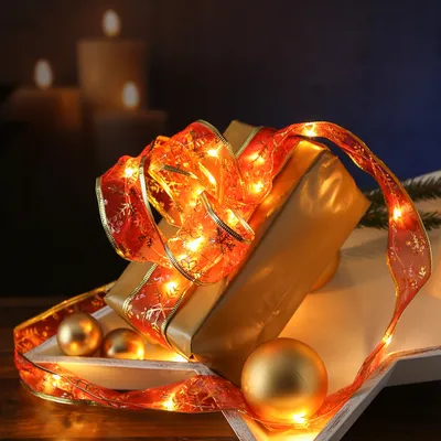 Produktbild von LED Seidenband Lichterkette - Geschenkband - Schneeflockenmotiv - 30 LED - L: 2,7m - Batterie - rot