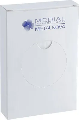 Eine weiße, hochformatige Spenderbox für Damenbindenbeutel aus Kunststoff. Im oberen Bereich ist das Logo von Medial Metalnova und mittig eine runde Entnahmeöffnung.