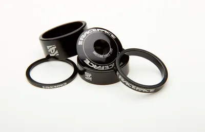 Obrázek produktu pro Sada distančních podložek pod hlavové složení Race Face, 1 1/8", 4 ks, 2/5/10/15 mm, karbon, černá
