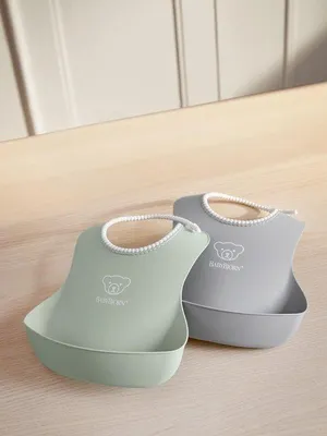 Produktbild von Famanu Lätzchen 2 Stück grau/hellgrün - weich und praktisch