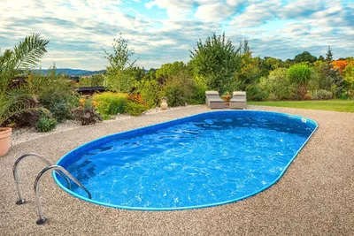 Produktbild von Mountfield Ibiza Oval – 3,50 x 7,00 x 1,35 m – 0,75 mm Wandstärke oben kombinierte blaue Balken unten Balken P1/P3 mit Skimmer- und Backjet-Löchern