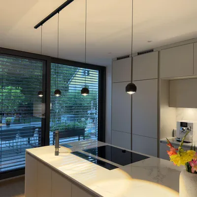 Produktbild von s.luce Beam LED Hängeleuchte 1-Phasen-Schienensystem 200cm Esszimmerlampe Mitteleinspeiser Schwarz Schiene in Schwarz Rund, Länglich 6-flammig