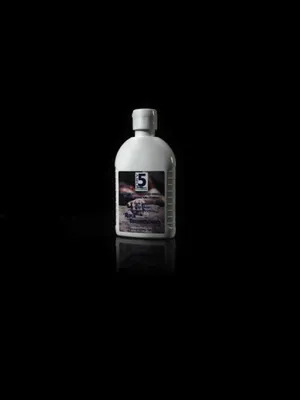 Flasche mit Flüssigmagnesia "Liquid Chalker" von Austri Alpin; geeignet für Kletterer; auf schwarzem Hintergrund.