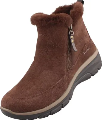 Das Bild zeigt einen braunen Stiefel in einer seitlichen Ansicht. Der Stiefel verfügt über eine hohe Kunstlederoberfläche und eine robuste Sohle.