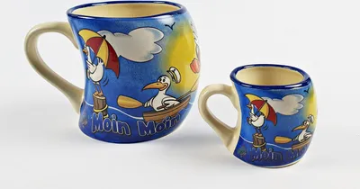 Produktbild von 2er Set Moin Moin Becher + Mini Becher schiefe Tasse bauchig Robbe Leuchtturm Möwe Souvenir schräg