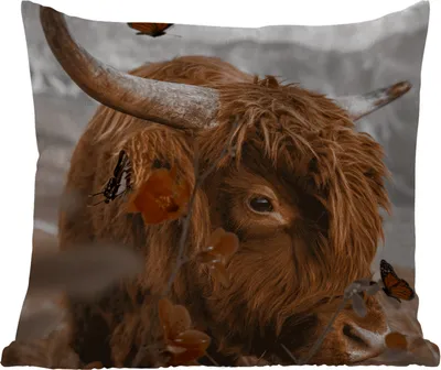 Produktbild von MuchoWow® Outdoor Kissen - Schottisches Hochlandrind - Schmetterling - Tiere - 50x50 cm - Wetterfest - Lounge Kissen - Komfortabel - Kissen mit Bild