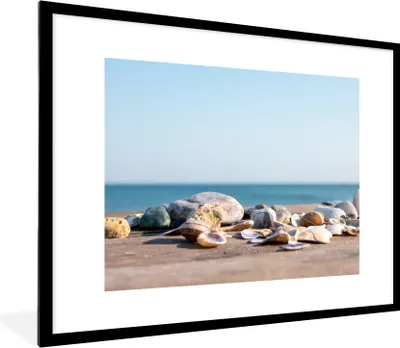 Produktbild von MuchoWow® Gerahmtes Poster Muscheln - Strand - Meer - Sommer - Sonne 80x60 cm - Poster mit Schwarzem Bilderrahmen Wandposter Rahmen Foto Bilder - Schlafzimmer-Dekorationen - Fotoposter