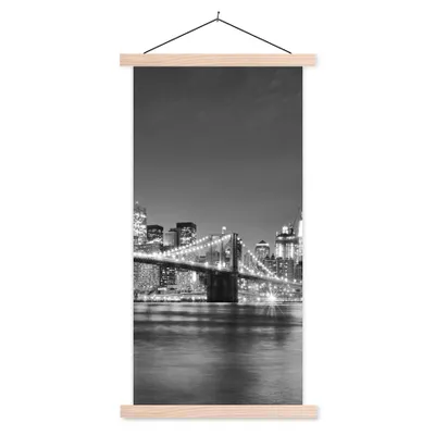 Produktbild von MuchoWow® Textilposter New York - Brücke - Brooklyn - Schwarz und weiß - Architektur 60x120 cm mit holzfarbenen Rahmen - Holz