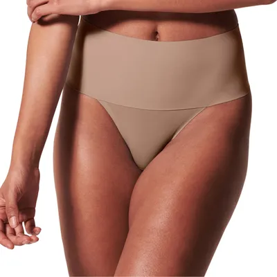 Immagine prodotto di Slip perizoma "Undie-Tectable" del marchio Spanx, realizzato in nylon ed Spandex, colore "Café au Lait", taglia
