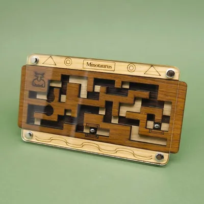 Schiebepuzzle mit beweglichen Platten, die so angeordnet werden müssen, dass ein Weg durch das Labyrinth entsteht.