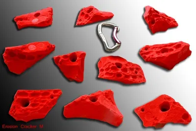 Produktfoto der Erosion Cracker M Klettergriffe von Move-it-Climbingholds; rot; mit verschiedenen Formen und einem Karabiner.