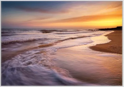 Produktbild von Wallario Wandbild Sonnenuntergang am Strand - Abendspaziergang, Größe: 70,30 x 100,30 cm, Poster mit weißem Kunststoffrahmen