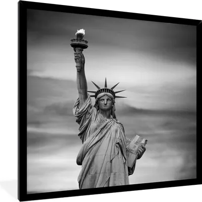 Produktbild von MuchoWow® MuchoWow® Gerahmtes Poster New York - Freiheitsstatue - Schwarz - Weiß 40x40 cm - Poster mit zchwarzem Bilderrahmen - Mit Rahmen - Wanddekoration Schlafzimmer