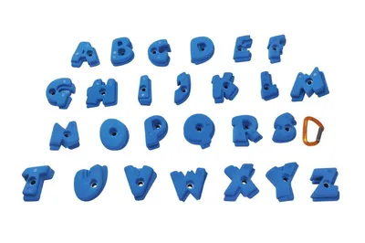 Set von blauen Klettergriffen in Form von Buchstaben des Alphabets; inklusive einem orangefarbenen Karabiner.