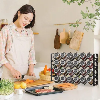 Produktbild von Unyqoos® 4‑stufiges Gewürzregal aus Metall, rostbeständig – stapelbarer Küchen‑Organizer für Arbeitsplatte, inkl. 24 Glas‑Gewürzgläser & 80 Etiketten