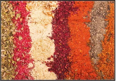 Produktbild von Wallario Wandbild Bunte Gewürze in Streifen - Chili, Curry usw, Größe: 70,30 x 100,30 cm, Poster mit schwarzem Aluminiumrahmen