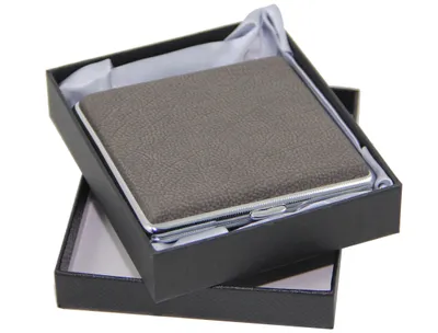 Produktbild von ATTUY® "Koala Sydney" Zigarettenetui mit Öffnungsautomatik in der Geschenkbox für 20 Zigaretten, Farbe Grau-Silber, Kunstleder / Zink, Etui mit Metallspange / Klammerhalterung