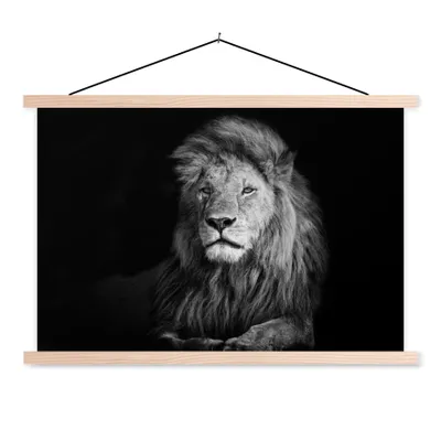 Produktbild von MuchoWow® Textilposter Wildlife - Löwe - Schwarz - Weiß 60x40 cm mit holzfarbenen Rahmen - Bilder
