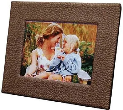 Produktbild von Pictronic Design Bilderrahmen, LED Hintergrundbeleuchtung, hinterleuchteter Fotorahmen, einzigartige Brillanz für ihre Fotos 130 x 180, Kunstleder