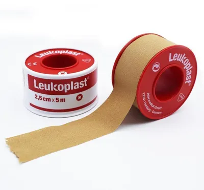 Immagine prodotto di Cerotti in rotolo, 2,5 cm x 5 m, cerotti fissanti con anello protettivo, cerotti adesivi, nastro medico per la fissazione di medicazioni, 1 rotolo