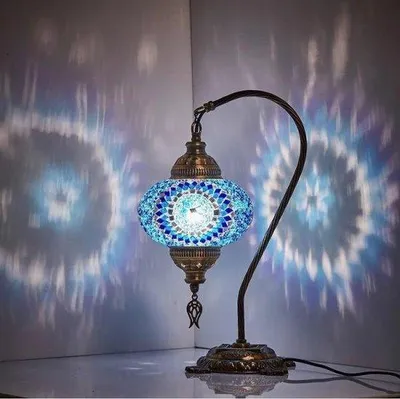 Immagine prodotto di Lampada da tavolo turca fatta a mano in modello ad arco in blu – Lampada mosaico orientale per un'illuminazione suggestiva
