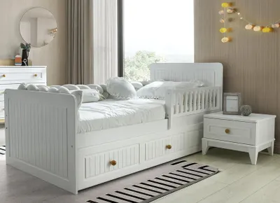 Image de Lit et table de nuit - une combinaison élégante et pratique pour la chambre d'enfant