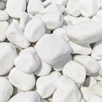 Weiße abgerundete Kieselsteine dicht nebeneinander geordnet als Nahaufnahme, KI-generiertes Bild