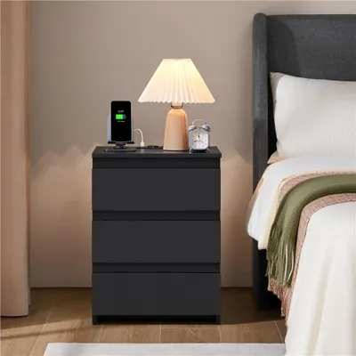 Zdjęcie produktu dla Stolik nocny Yaheetech, 2 gniazda AC, 2 porty USB, wykonany z płyty drewnianej klasy E1, czarny