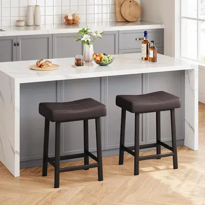 Zdjęcie produktu dla Zestaw dwóch stołków barowych - Ergonomiczne siedziska w kształcie siodeł - Wyściełane siedzisko - Stabilna metalowa rama - Łatwy montaż - Do kuchni i baru - Kolor: brązowy