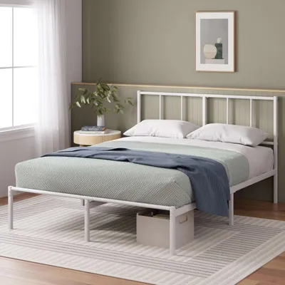 Weißes Metallbettgestell mit minimalistischem Design und großzügigem Stauraum unter dem Bett.

