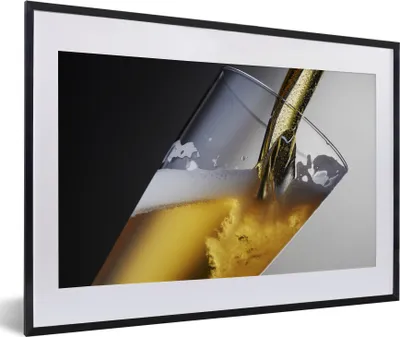 Produktbild von MuchoWow® MuchoWow® Gerahmtes Poster Bier vom Fass auf dunklem Hintergrund 60x40 cm - Poster mit zchwarzem Bilderrahmen - Schlafzimmer - Plakat in Rahmen - Drucken