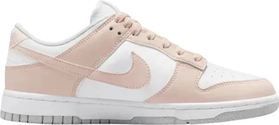 Produktbild von Kaufen Sie den Nike Dunk Low Pale Coral bei Kicksshop. Trendiger rosa-weißer Damen-Sneaker mit klassischem Dunk-Design und bequemer Passform.