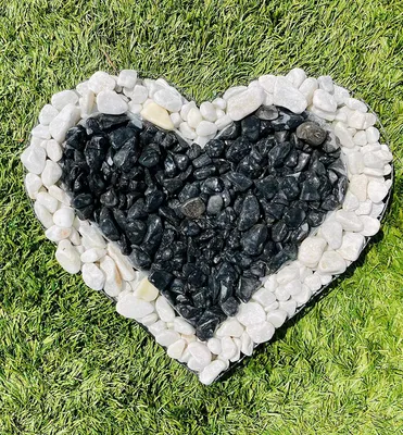 Produktbild von Herz Gitter Grabschmuck Grabgestaltung Gartendekoration mit Buntsteinen Glassteinen Natursteinen Füllart: Natursteine Farbe Steine: Carrara / Nero Ebano